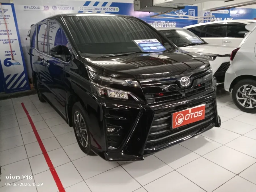 Foto Mobil Bekas Kanan Depan Toyota Voxy 2.0 tahun 2018