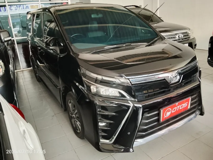 Foto Mobil Bekas Kanan Depan Toyota Voxy 2.0 tahun 2018