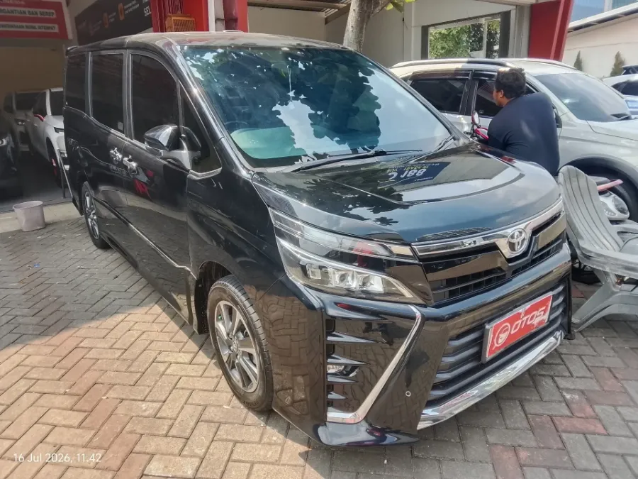 Foto Mobil Bekas Kanan Depan Toyota Voxy 2.0 tahun 2018