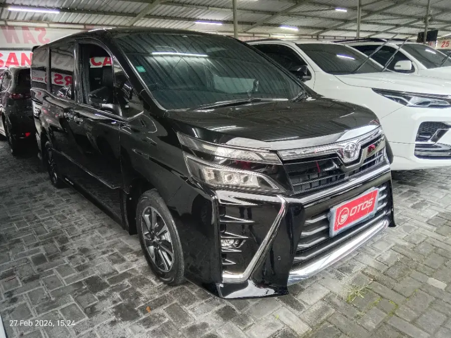 Foto Mobil Bekas Kanan Depan Toyota Voxy 2.0 tahun 2018
