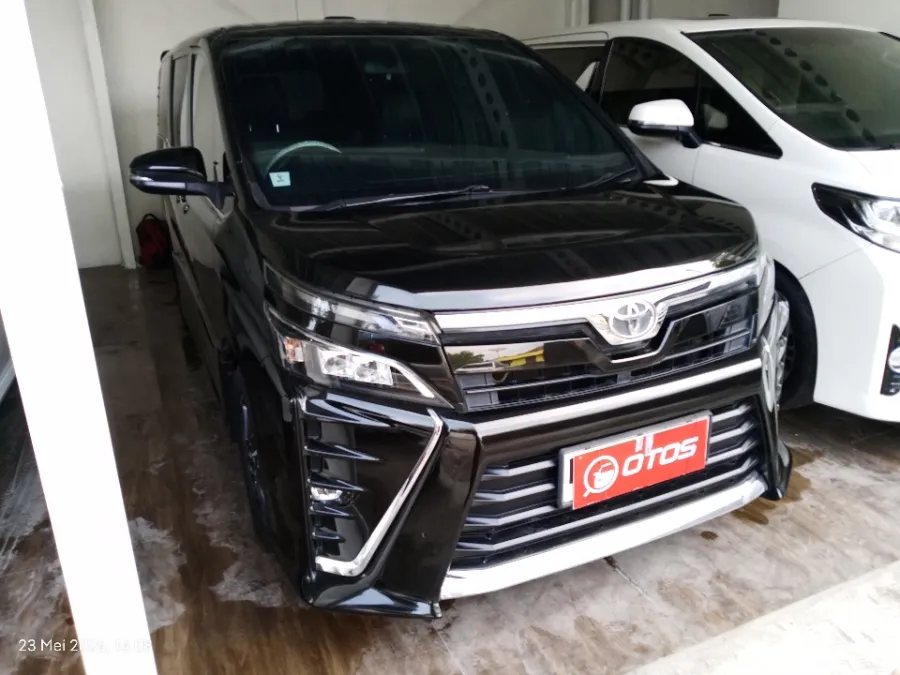 Foto Mobil Bekas Kanan Depan Toyota Voxy 2.0 tahun 2018