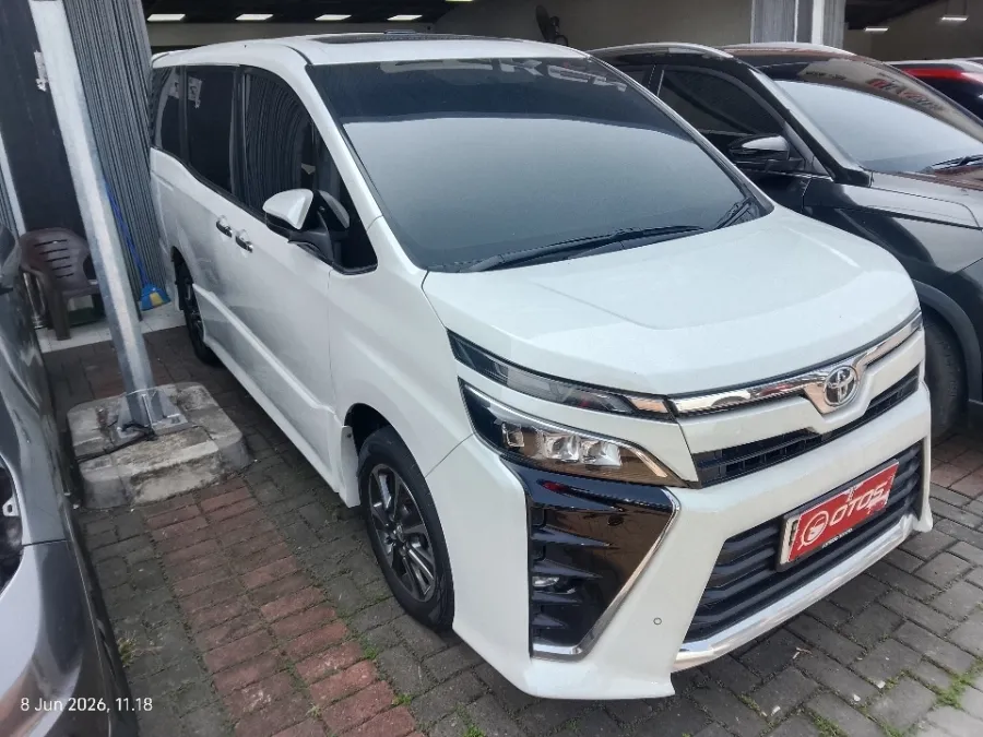 Foto Mobil Bekas Kanan Depan Toyota Voxy 2.0 tahun 2018
