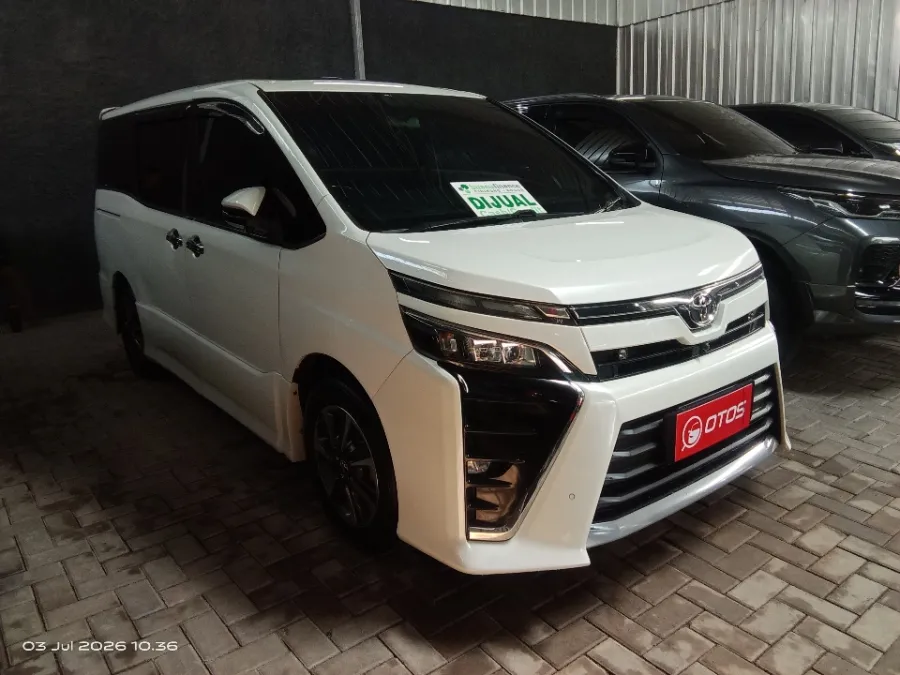Foto Mobil Bekas Kanan Depan Toyota Voxy 2.0 tahun 2018