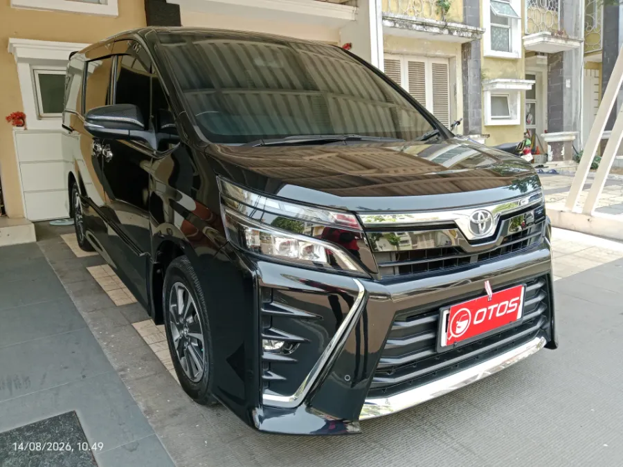 Foto Mobil Bekas Kanan Depan Toyota Voxy 2.0 tahun 2018
