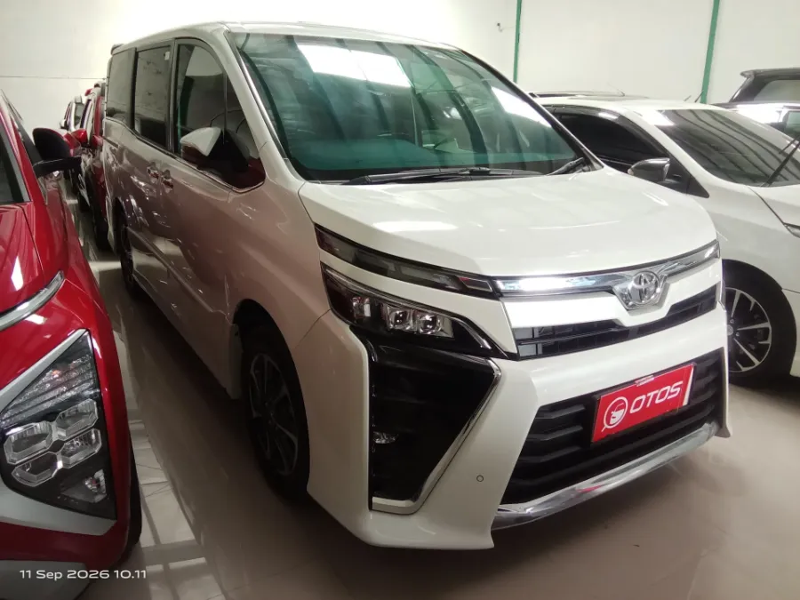 Foto Mobil Bekas Kanan Depan Toyota Voxy 2.0 tahun 2018