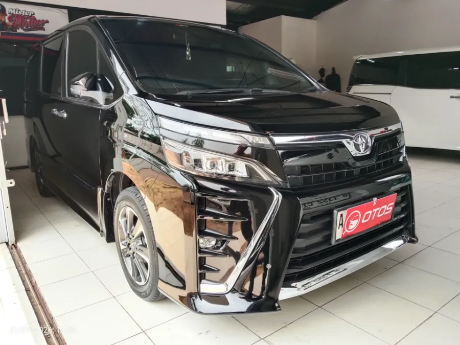 Foto Mobil Bekas Kanan Depan Toyota Voxy 2.0 tahun 2018