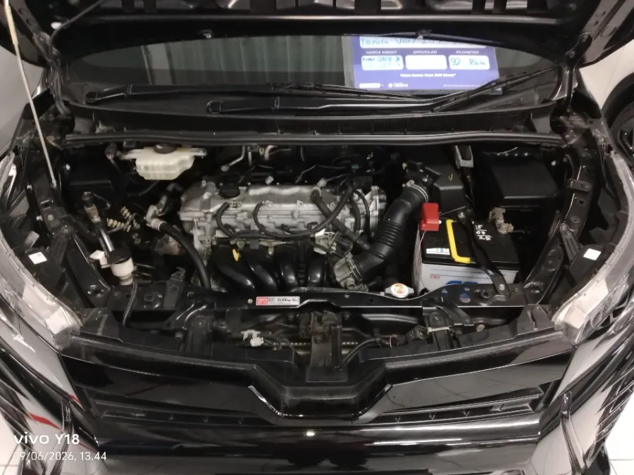 Foto Mobil Bekas Mesin Toyota Voxy 2.0 tahun 2018