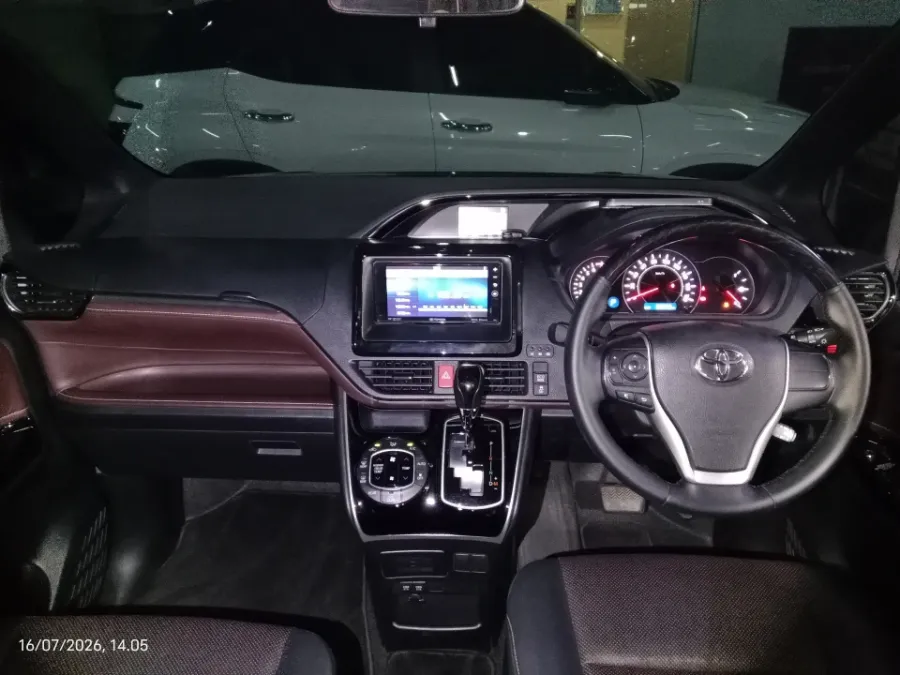 Foto Mobil Bekas Dashboard Toyota Voxy 2.0 tahun 2019