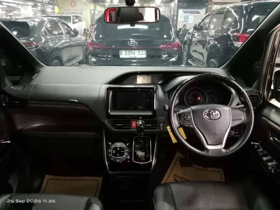 Foto Mobil Bekas Dashboard Toyota Voxy 2.0 tahun 2019