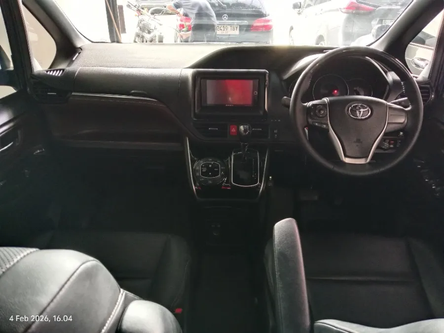 Foto Mobil Bekas Dashboard Toyota Voxy 2.0 tahun 2019