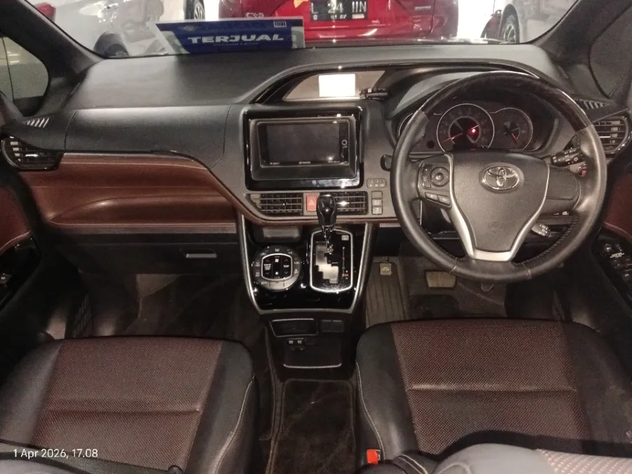 Foto Mobil Bekas Dashboard Toyota Voxy 2.0 tahun 2019