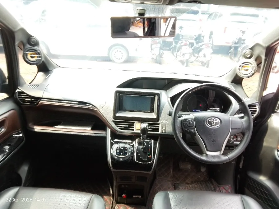 Foto Mobil Bekas Dashboard Toyota Voxy 2.0 tahun 2019