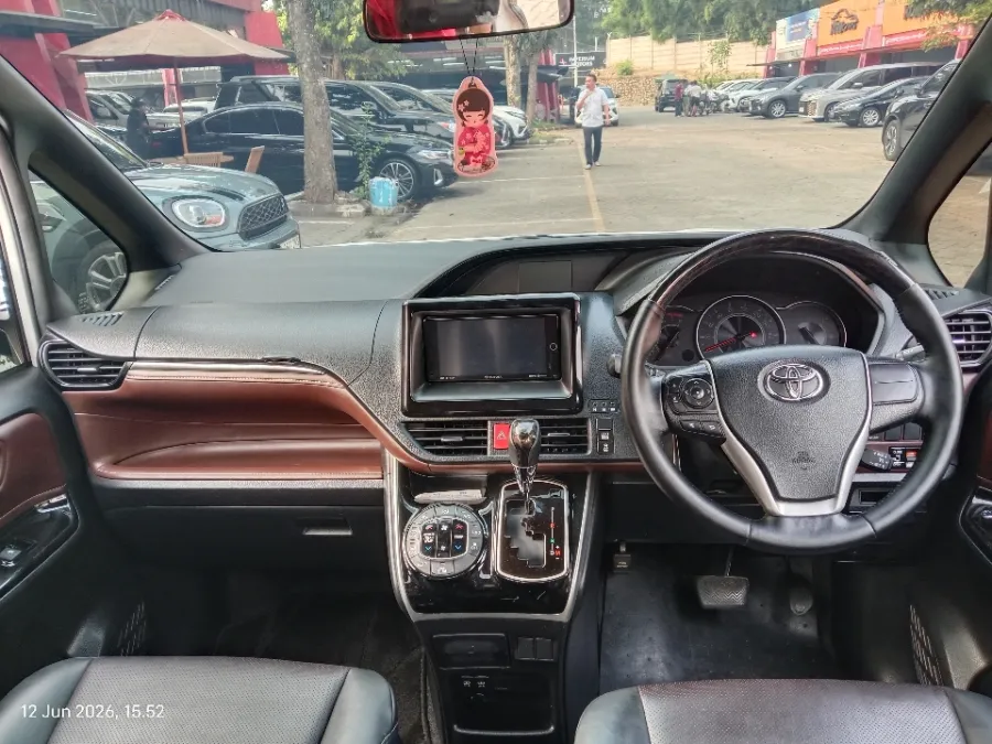 Foto Mobil Bekas Dashboard Toyota Voxy 2.0 tahun 2019
