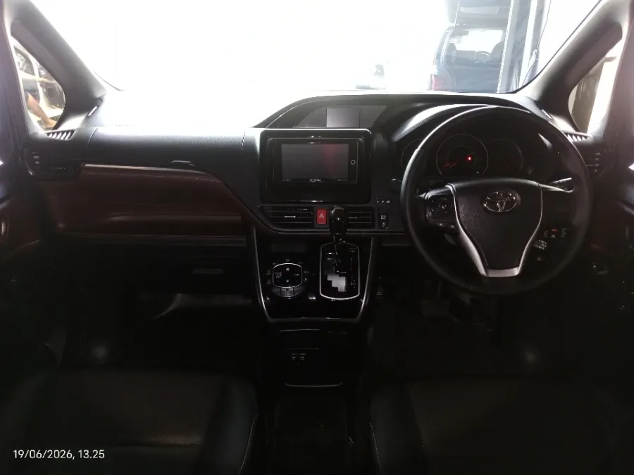 Foto Mobil Bekas Dashboard Toyota Voxy 2.0 tahun 2019