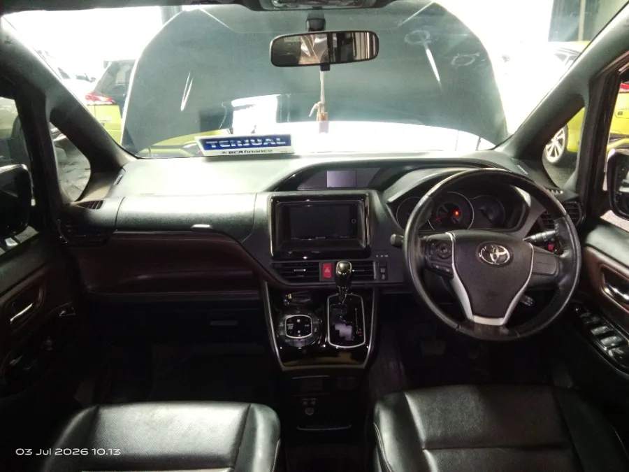 Foto Mobil Bekas Dashboard Toyota Voxy 2.0 tahun 2019