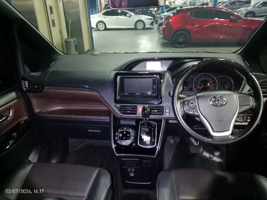 Foto Mobil Bekas Dashboard Toyota Voxy 2.0 tahun 2019