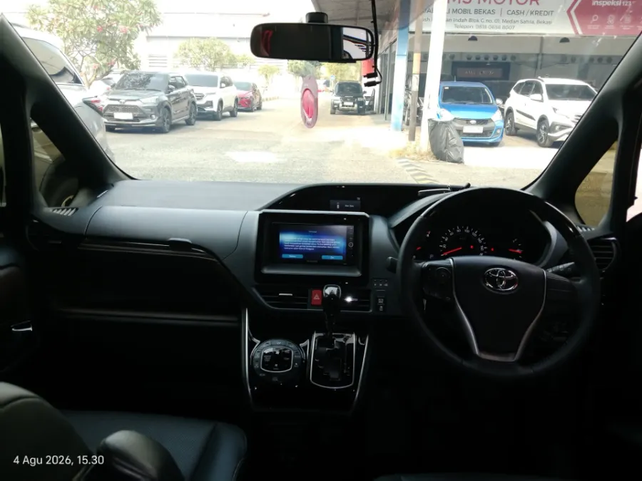 Foto Mobil Bekas Dashboard Toyota Voxy 2.0 tahun 2019