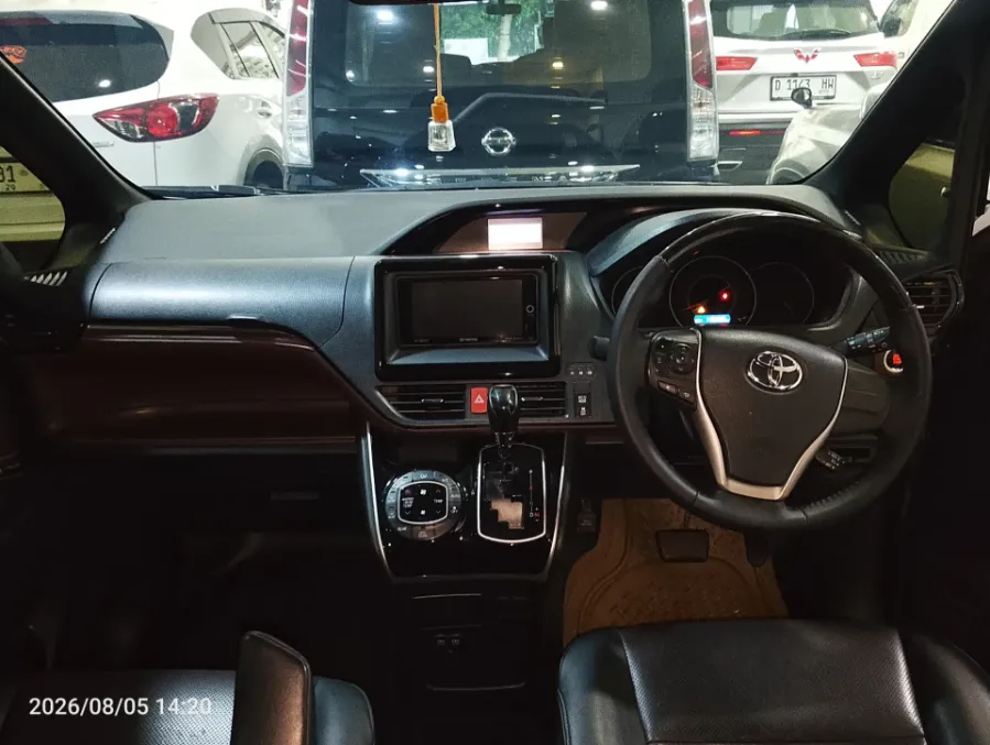 Foto Mobil Bekas Dashboard Toyota Voxy 2.0 tahun 2019