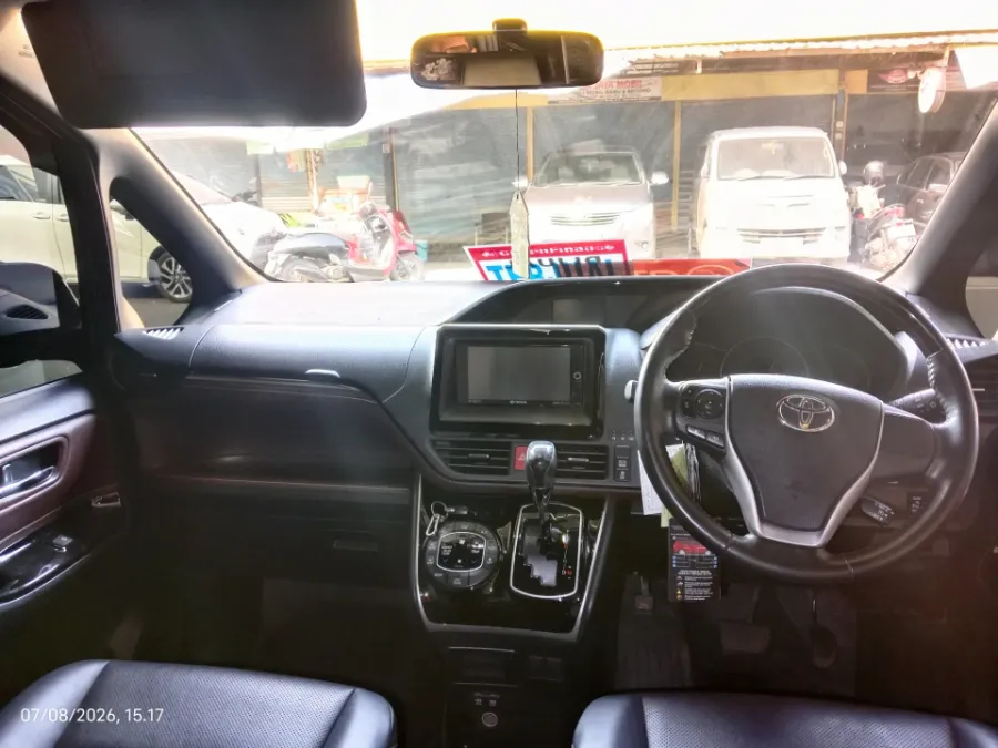 Foto Mobil Bekas Dashboard Toyota Voxy 2.0 tahun 2019