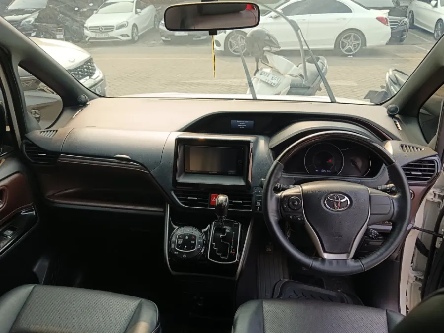 Foto Mobil Bekas Dashboard Toyota Voxy 2.0 tahun 2019