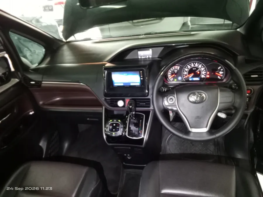 Foto Mobil Bekas Dashboard Toyota Voxy 2.0 tahun 2019