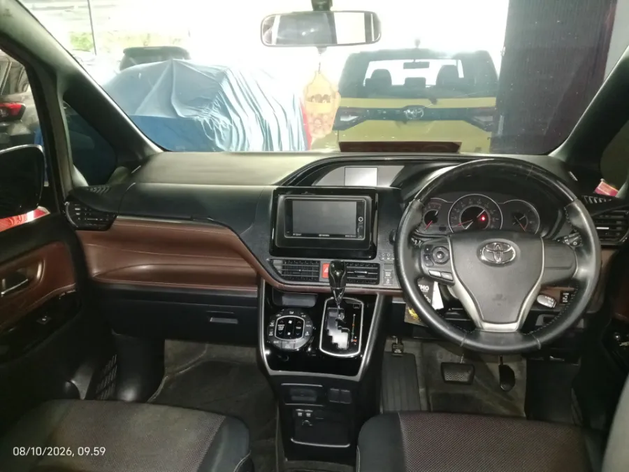Foto Mobil Bekas Dashboard Toyota Voxy 2.0 tahun 2019