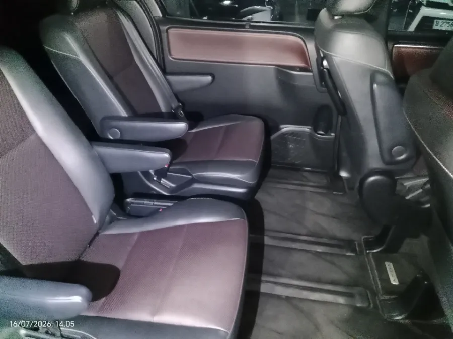 Foto Mobil Bekas Kabin Belakang Toyota Voxy 2.0 tahun 2019