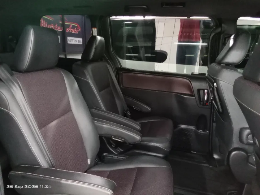 Foto Mobil Bekas Kabin Belakang Toyota Voxy 2.0 tahun 2019