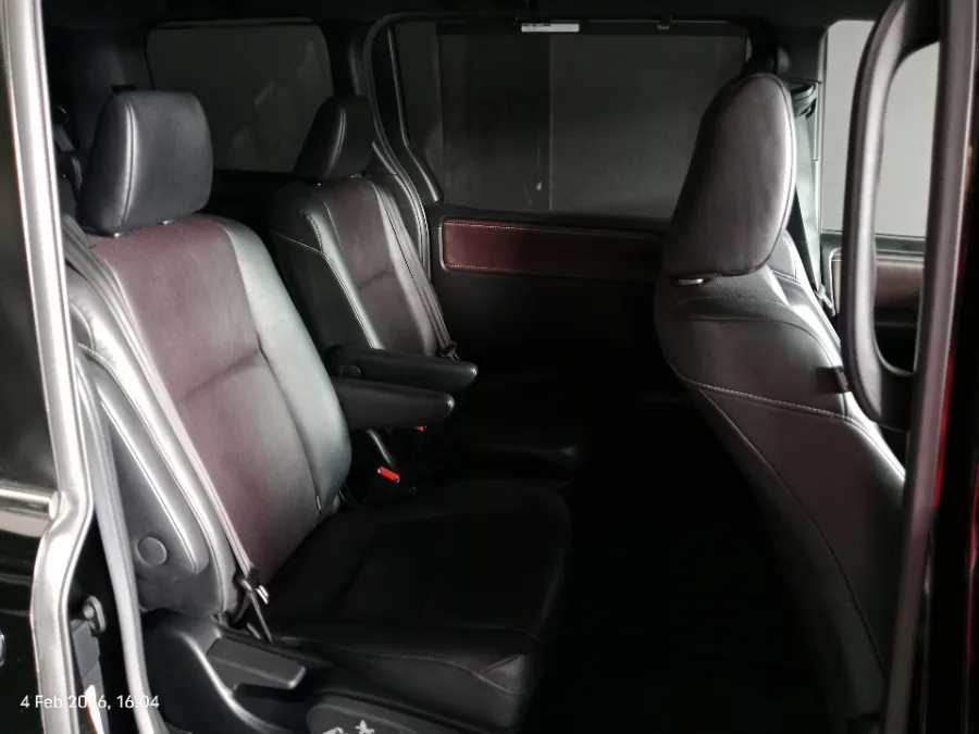 Foto Mobil Bekas Kabin Belakang Toyota Voxy 2.0 tahun 2019