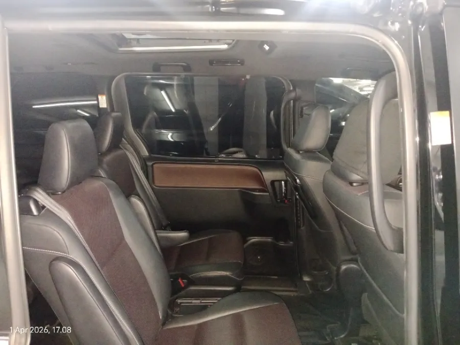 Foto Mobil Bekas Kabin Belakang Toyota Voxy 2.0 tahun 2019