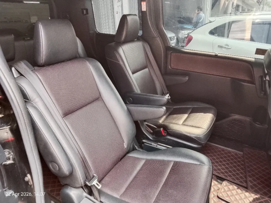Foto Mobil Bekas Kabin Belakang Toyota Voxy 2.0 tahun 2019