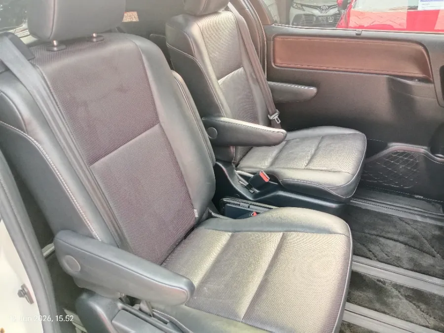 Foto Mobil Bekas Kabin Belakang Toyota Voxy 2.0 tahun 2019
