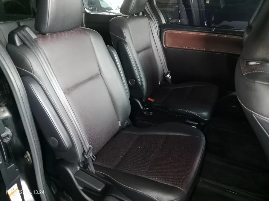 Foto Mobil Bekas Kabin Belakang Toyota Voxy 2.0 tahun 2019
