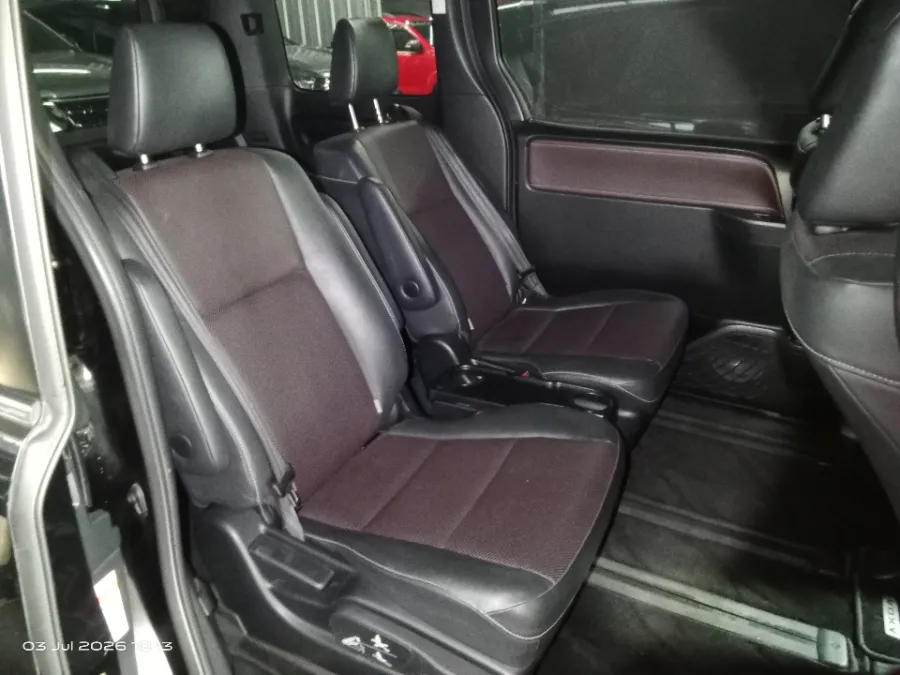 Foto Mobil Bekas Kabin Belakang Toyota Voxy 2.0 tahun 2019