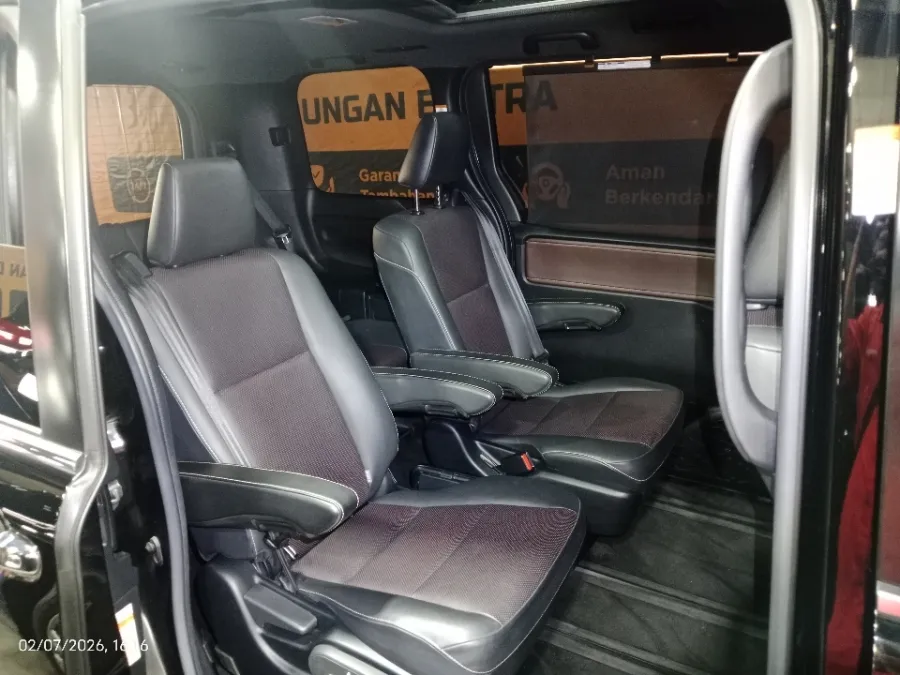 Foto Mobil Bekas Kabin Belakang Toyota Voxy 2.0 tahun 2019