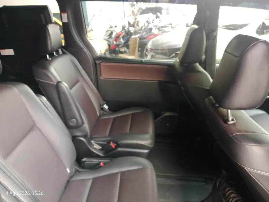 Foto Mobil Bekas Kabin Belakang Toyota Voxy 2.0 tahun 2019