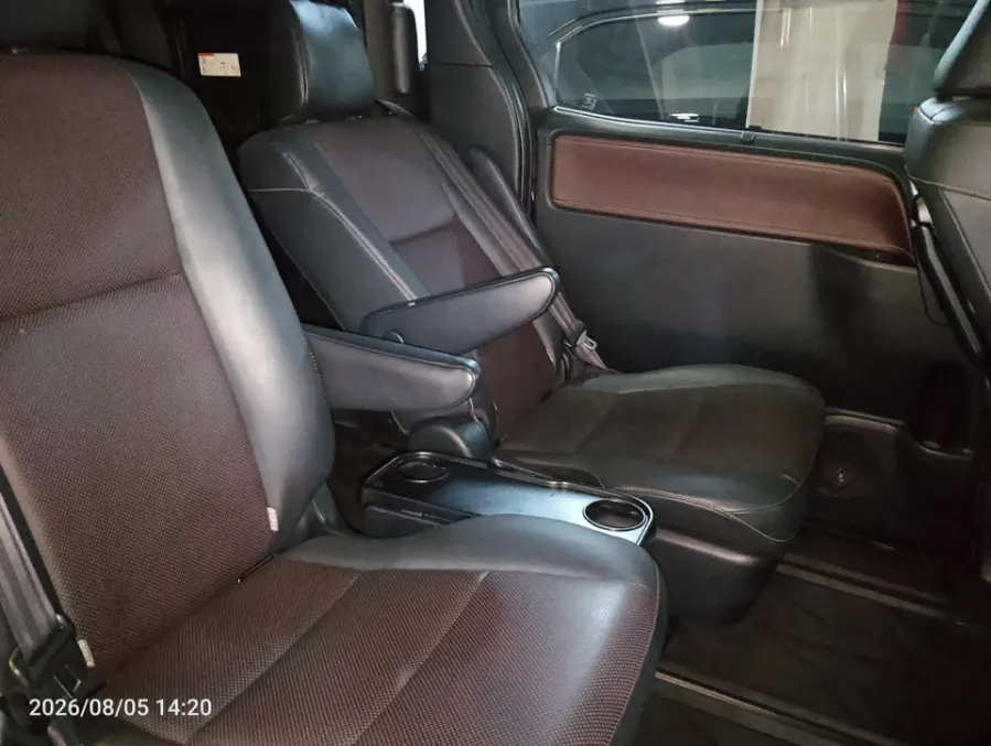 Foto Mobil Bekas Kabin Belakang Toyota Voxy 2.0 tahun 2019