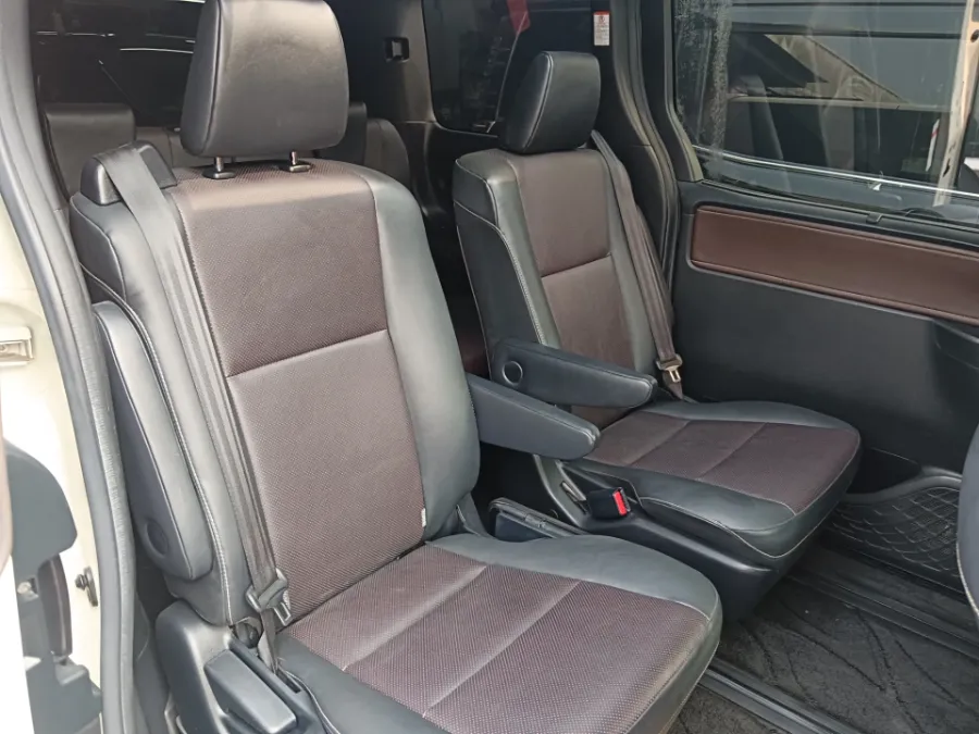 Foto Mobil Bekas Kabin Belakang Toyota Voxy 2.0 tahun 2019
