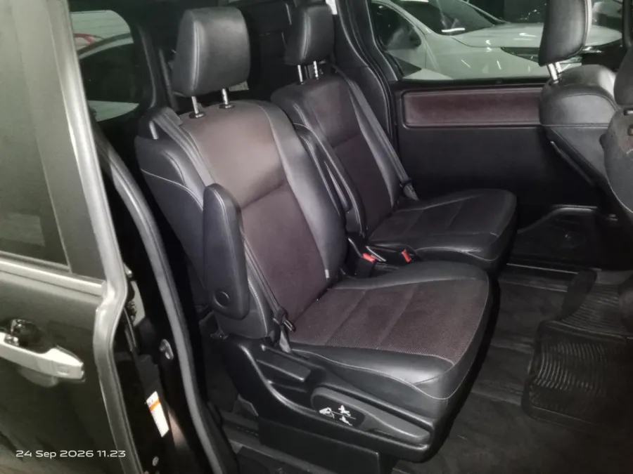 Foto Mobil Bekas Kabin Belakang Toyota Voxy 2.0 tahun 2019