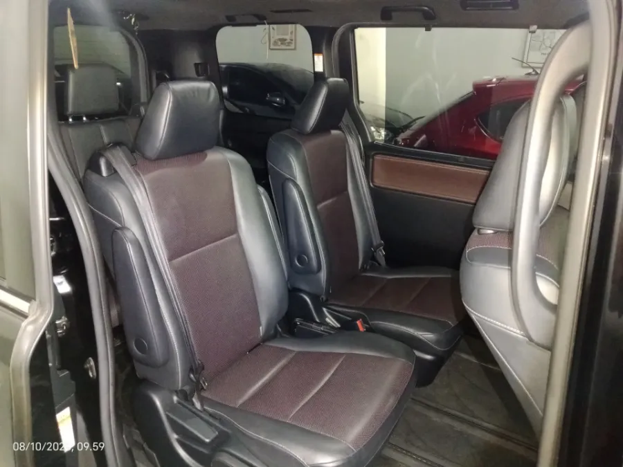 Foto Mobil Bekas Kabin Belakang Toyota Voxy 2.0 tahun 2019