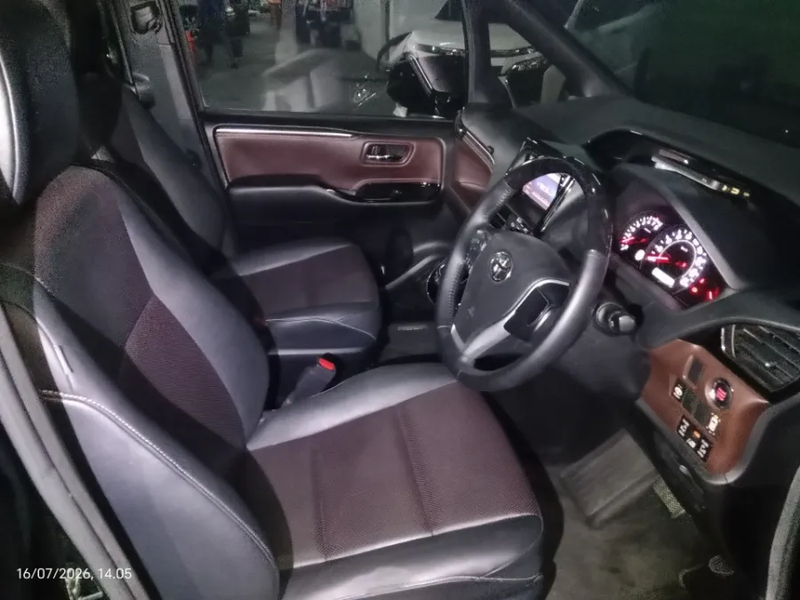 Foto Mobil Bekas Kabin Depan Toyota Voxy 2.0 tahun 2019