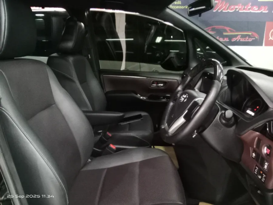 Foto Mobil Bekas Kabin Depan Toyota Voxy 2.0 tahun 2019