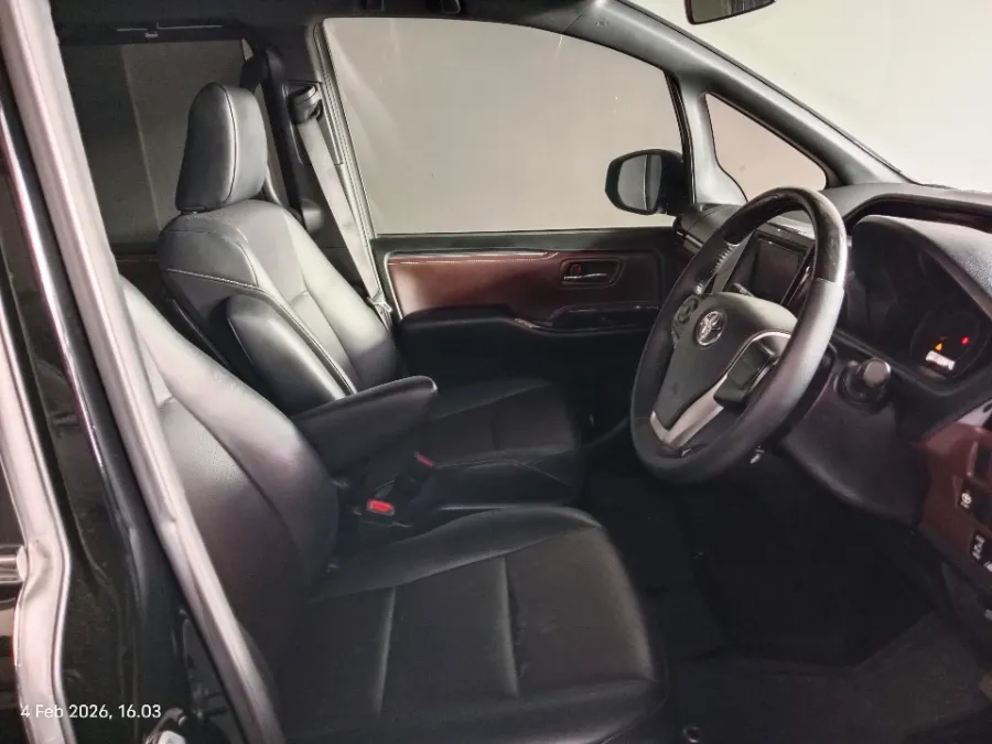 Foto Mobil Bekas Kabin Depan Toyota Voxy 2.0 tahun 2019