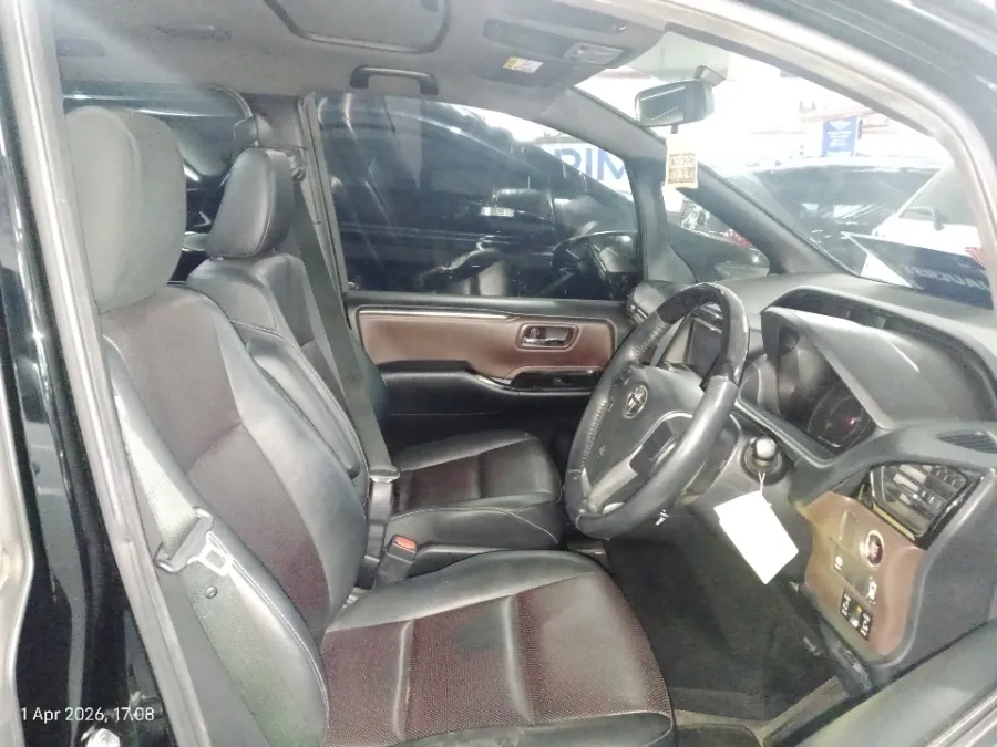 Foto Mobil Bekas Kabin Depan Toyota Voxy 2.0 tahun 2019