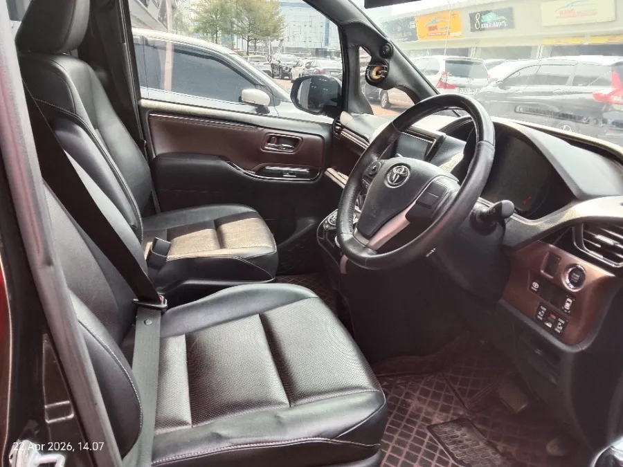 Foto Mobil Bekas Kabin Depan Toyota Voxy 2.0 tahun 2019