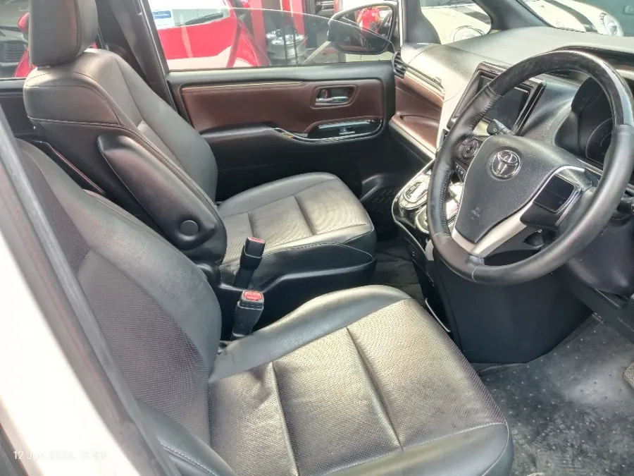 Foto Mobil Bekas Kabin Depan Toyota Voxy 2.0 tahun 2019