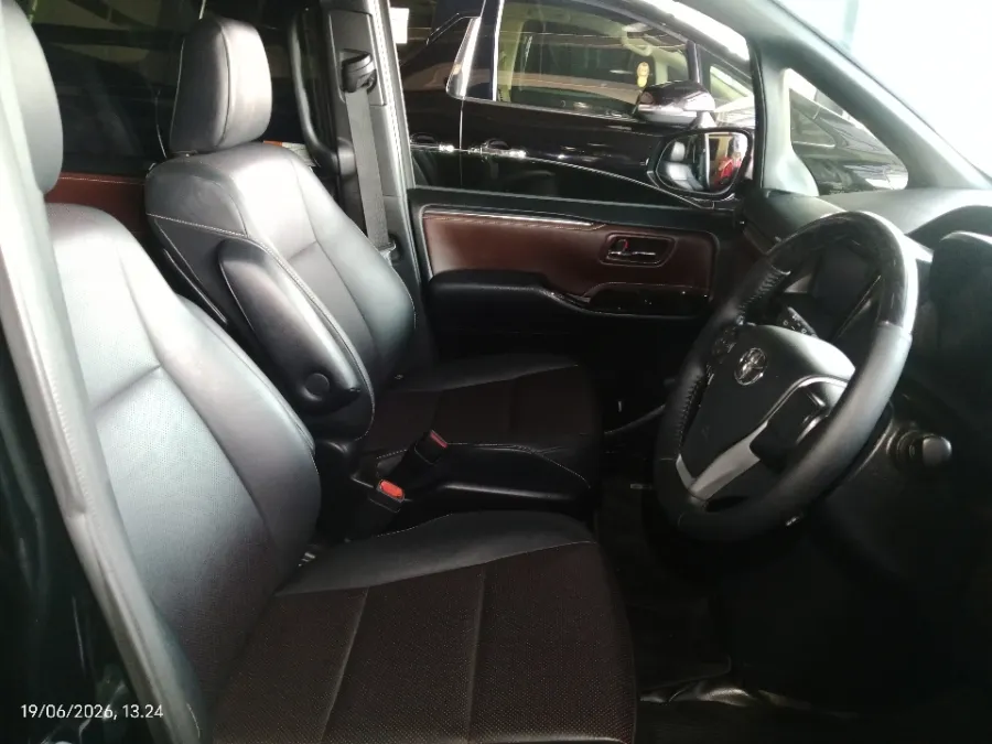 Foto Mobil Bekas Kabin Depan Toyota Voxy 2.0 tahun 2019