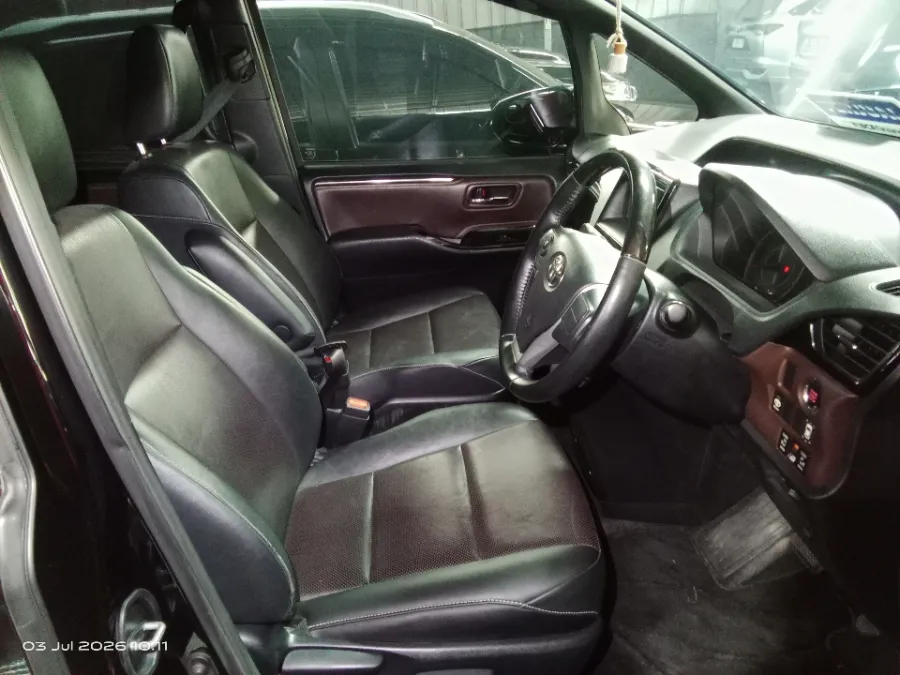 Foto Mobil Bekas Kabin Depan Toyota Voxy 2.0 tahun 2019
