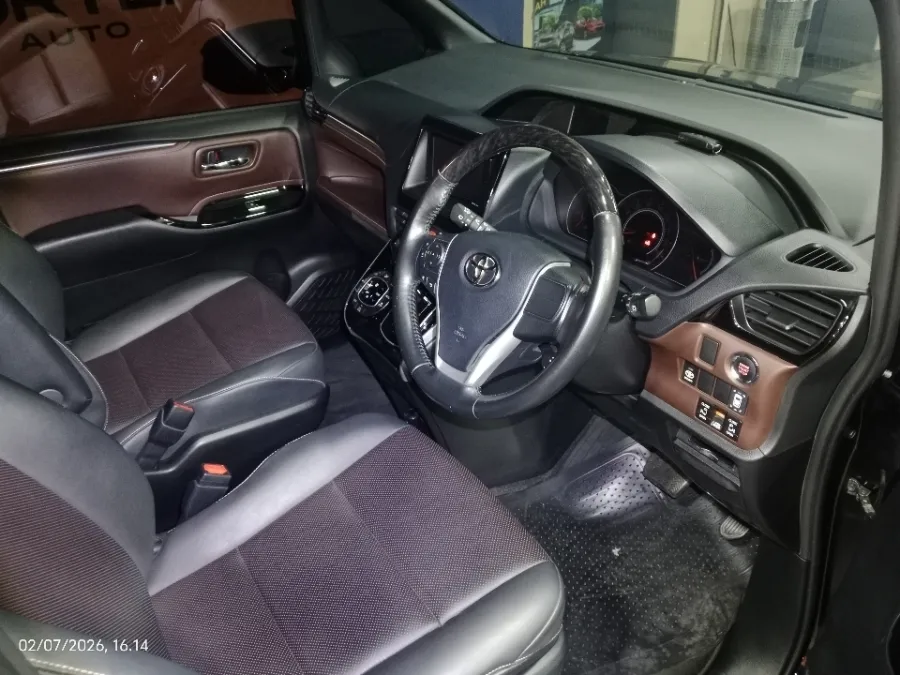 Foto Mobil Bekas Kabin Depan Toyota Voxy 2.0 tahun 2019