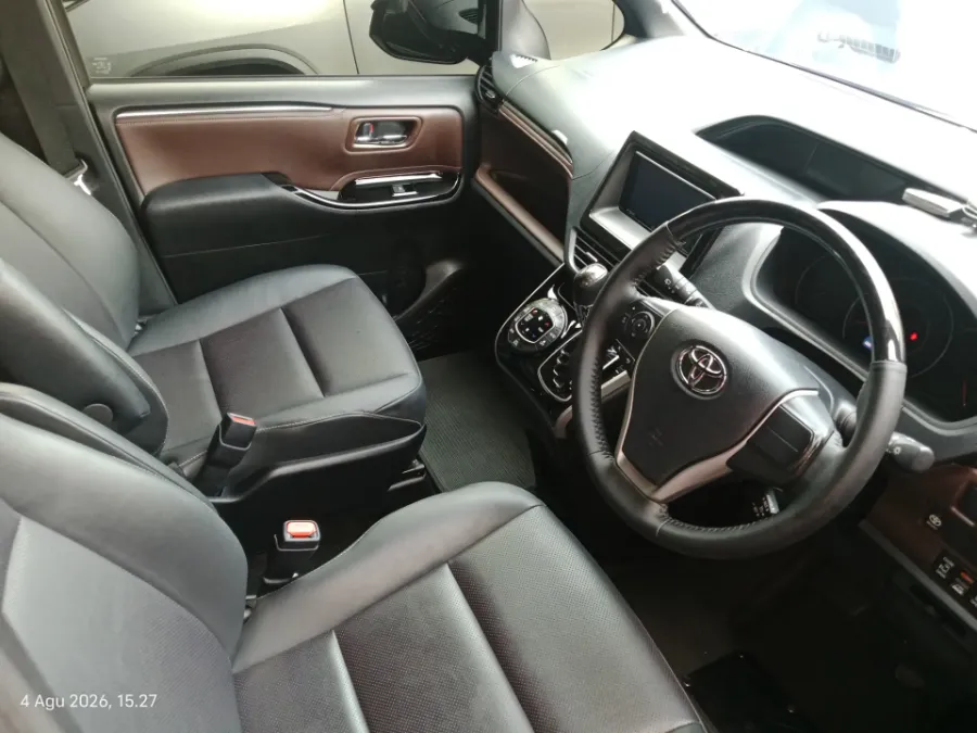 Foto Mobil Bekas Kabin Depan Toyota Voxy 2.0 tahun 2019